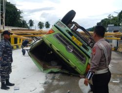 Truk Naas Bermuatan Sagu Terguling Di Area Pelabuhan Bakauheni