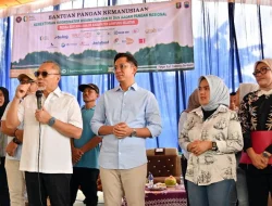 Menko Bidang Pangan RI Zulkifli Hasan Salurkan Bantuan Bibit Pertanian Kepada Masyarakat Lamsel Terdampak Banjir