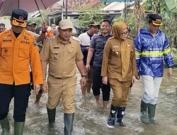 Wakil Bupati Lamsel M.Syaiful Anwar Tinjau Langsung Banjir Di Kecamatan Jati Agung