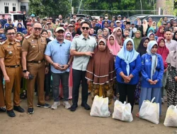 Bupati Terpilih Lamsel Radityo Egi Pratama Di Dampingi Pj Sekda Intji Indirawati Salurkan Bantuan Korban Banjir