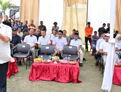 Ketua MPR RI, H. Ahmad Muzani, menyerahkan sejumlah bantuan kemanusiaan kepada masyarakat terdampak banjir di Desa Bali Agung, Kecamatan Palas