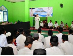 Ketua Tim Penggerak PKK Lamsel Zita Anzani Radityo Egi Salurkan Bantuan Di Ponpes Darul Hikmah Taman Agung