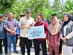 Bupati Egi Salurkan Bantuan RTLH kepada Korban Rumah Roboh di Negeri Pandan