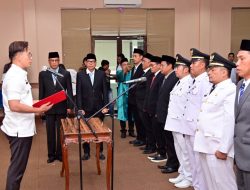 Lantik Delapan Pejabat Administrator, Bupati Egi: Pejabat Jangan Anti Kritik