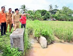 Susuri Lokasi Banjir, Bupati Egi Serahkan Bantuan kepada Warga Terdampak di Desa Merak Belantung