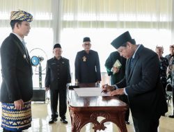 Bupati Lamsel Radityo Egi Pratama Lantil Sekda Di Makam Pahlawan Radin Inten II