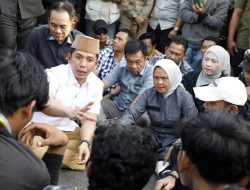Duduk Bareng Dengan Pendemo Bupati Lamsel Radityo Egi Pratama Dengarkan Aspirasi Mereka