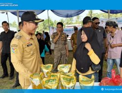 Pemkab Lampung Selatan Gelar Pasar Murah, Warga Katibung Serbu Lapangan Desa Sukajaya