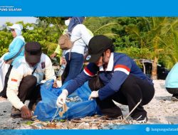 Gotong Royong Bersih Pantai Minang Rua, Zita Anjani Tegaskan Komitmen Jaga Wisata Lampung Selatan