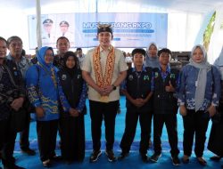 Dinilai Berani Dalam Bertanya Di Forum Resmi 3 Siswa Dapat Tabungan Pendidikan Dari Bupati Lamsel
