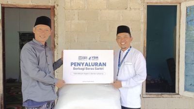 YBM Salurkan Beras Untuk Santri