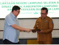 Kejari Lamsel Serahkan Dokumen Penetapan Perwalian Anak Kepada Dinsos Lamsel